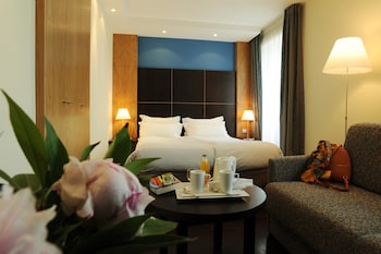 Premium Room, 1 Queen Bed, Non Smoking, Bathtub (Larger Room;Twin bed on request)