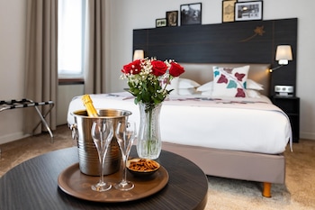 Premium Room, 1 Queen Bed, Non Smoking, Bathtub (Larger Room;Twin bed on request)