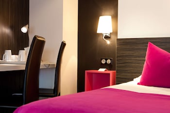 Premium Room, 1 Queen Bed, Non Smoking, Bathtub (Larger Room;Twin bed on request)