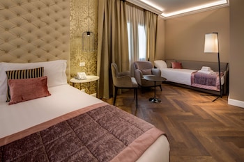 Deluxe Room, 1 Queen Bed with Sofa bed, Non Smoking (with Sofabed)