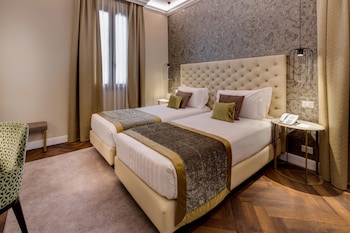Superior Room, 1 Queen Bed, Non Smoking, Canal View