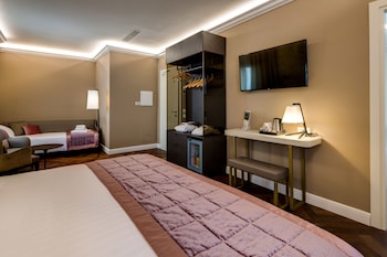 Deluxe Room, 1 Queen Bed with Sofa bed, Non Smoking (with Sofabed)