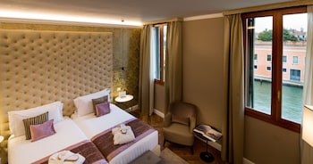 Deluxe Room, 1 Queen Bed with Sofa bed, Non Smoking, Canal View (with Sofabed)