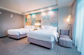 Suite, Multiple Beds, Accessible Bathtub