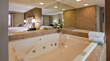 Suite, 1 King Bed, Non Smoking, Jetted Tub (1st Floor)