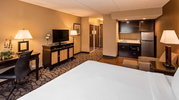 Suite, 1 King Bed, Non Smoking, Kitchenette (1st Floor)