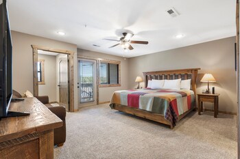 3-BD Lake View Condo - Walk-In Level - 1110