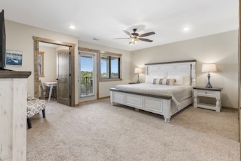 3-BD Lake View Condo W/ Loft - Penthouse Suite - 1212
