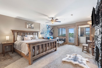 Studio Lake View Condo - Walk-In Level - 1207