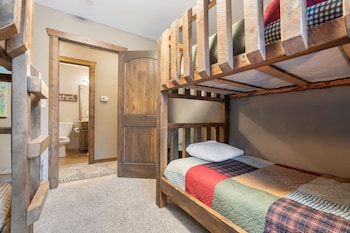 4-BD Waterfront Condo - Walk-In Level - 506