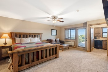 2-BD Lake View Condo - Penthouse Suite - 1211