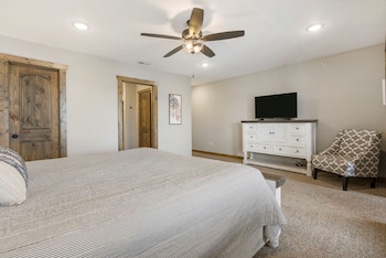 3-BD Lake View Condo W/ Loft - Penthouse Suite - 1212