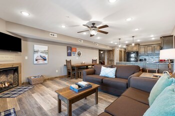 3-BD Lake View Condo - Walk-In Level - 1110