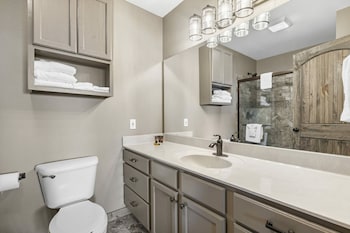2-BD Lake View Condo - Penthouse Suite - 1511
