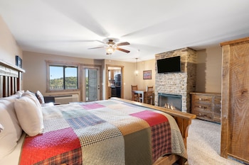 2-BD Lake View Condo - Penthouse Suite - 1211