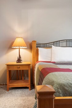 2-BD Waterfront Penthouse Condo 611