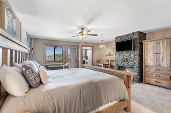 Studio Lake View Condo - Walk-In Level - 1207