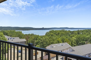 2-BD Lake View Condo - Penthouse Suite - 1511