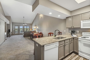2-BD Lake View Condo - Penthouse Suite - 1511