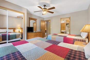2-BD Waterfront Penthouse Condo 610