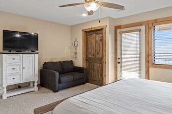 3-BD Lake View Condo W/ Loft - Penthouse Suite - 1210