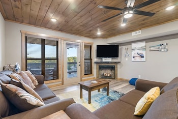 3-BD Lake View Condo - Walk-In Level - 1112
