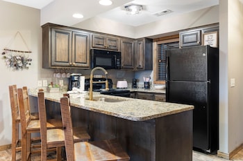 1-BD Lake View Condo - Walk-In Level - 1207