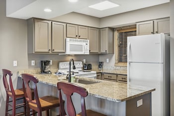 2-BD Lake View Condo - Penthouse Suite - 1511