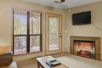 2-BD Waterfront Walk-In Condo - 606