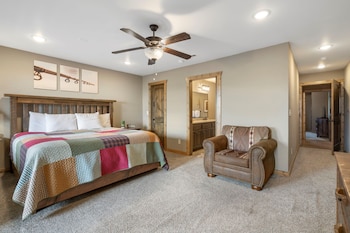 3-BD Lake View Condo W/ Loft - 1114