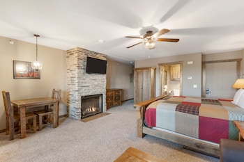 Studio Lake View Condo - Penthouse Suite - 1211
