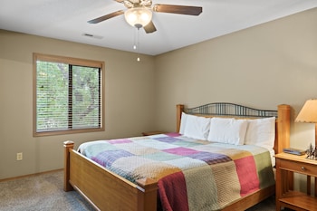 2-BD Waterfront Walk-In Condo - 606