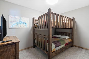 3-BD Lake View Condo - Walk-In Level - 1110
