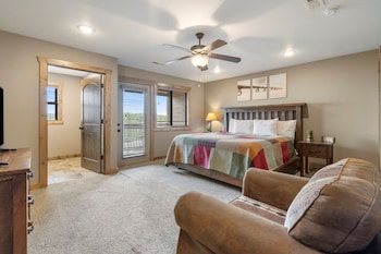 3-BD Lake View Condo W/ Loft - 1114