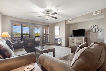 2-BD Lake View Condo - Walk-In Level - 1108