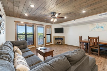 3-BD Lake View Condo - Walk-In Level - 1208