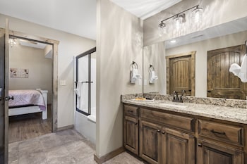 Indian Point - 5-Bedroom Lodge 170