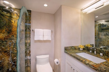 Premium Studio, 1 King Bed, Kitchen, Balcony, Oceanfront