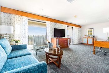 Executive Suite, 1 King Bed, Non Smoking, Balcony
