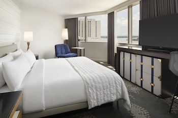 Executive Suite, 1 King Bed, Corner