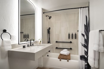 Guest room, 2 Queen (Mobility Accessible, Tub)