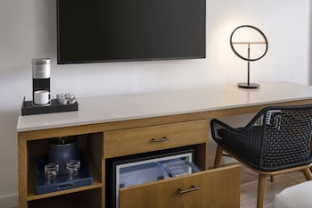 Guest room, 1 King (Mobility Accessible, Roll-in Shower)