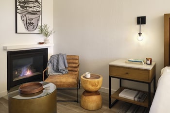 Guest room, 1 King, Red Rocks view, High floor, Fireplace