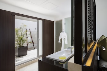 Signature Suite, 1 King Bed, Oceanfront