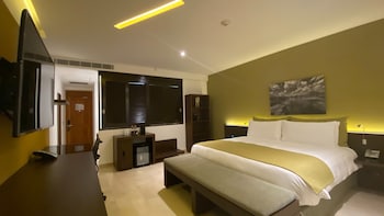 Club Room, 1 King Bed (Signature)