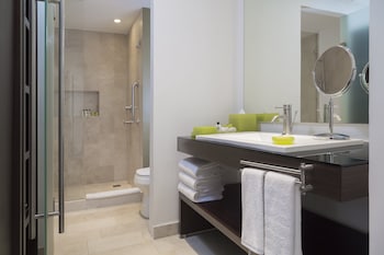 Room, 1 King Bed, Club Lounge Access, Lagoon View (Lagoon View)