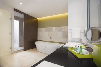 Club Room, 1 King Bed (Signature)