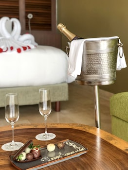 Club Room, 1 King Bed (Signature)