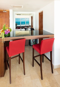 Club Suite, 2 Queen Beds, Ocean View