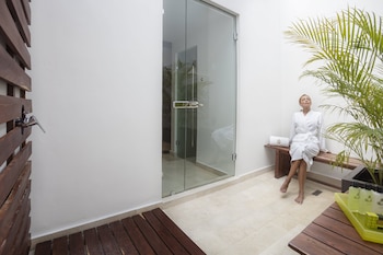 Club Room, 1 King Bed (Signature)